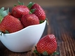 Loaded with vitamin c and fibre, strawberry is considered a cholesterol-free and low-calorie food having high levels of antioxidants. One bowl of strawberry provides 98 mg of vitamin C. Loaded with vitamin c and fibre, strawberry is considered a cholesterol-free and low-calorie food having high levels of antioxidants. One bowl of strawberry provides 98 mg of vitamin C.