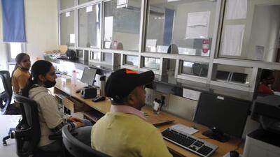 Employees sitting idle at the Sampark Centre in Sector 32, Chandigarh, as there was no electricity due to the 72-hour strike by the UT electricity department in protest against privatisation. (Keshav Singh/HT)