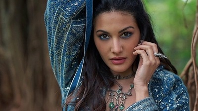 The pictures featured the diva donning a strappy, deep neck bralette top that came in indigo blue colour and was sequinned all over. (Instagram/amyradastur93) The pictures featured the diva donning a strappy, deep neck bralette top that came in indigo blue colour and was sequinned all over. (Instagram/amyradastur93)