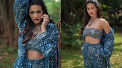 Amyra teamed it with a pair of indigo blue pants that were made of sheeted crepe fabric, sported bling floral prints all over and was layered with a matching jacket which she wore unbuttoned to flaunt a killer waistline and ooze oomph.&nbsp; (Instagram/amyradastur93)