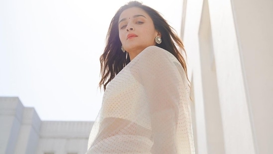 Leaving her blow-dried luscious wavy tresses open down her back, Alia accessorised her look only with a pair of floral-shaped earrings. (Instagram/aliaabhatt)