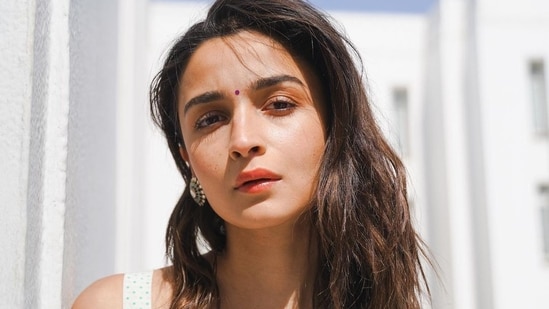 Wearing a dab of coral lipgloss, Alia amplified the glam quotient with rosy blushed and highlighted cheeks, mascara-laden eyelashes, orange eyeshadow and filled-in eyebrows.&nbsp;(Instagram/aliaabhatt)
