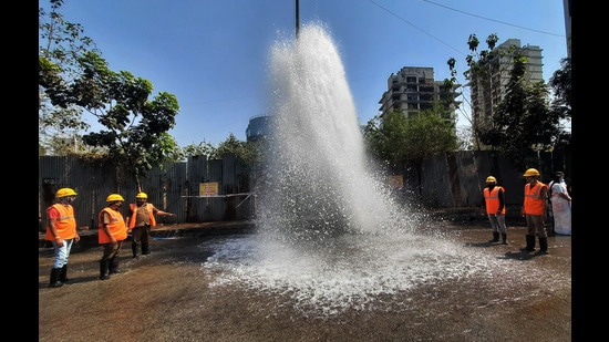 A water pipeline burst at Majiwada area of Thane on Tuesday afternoon. As a result, residents of Thane, Bhiwandi and Mira Bhayander faced water cuts for a few hours. (PRAFUL GANGURDE/HT PHOTO)