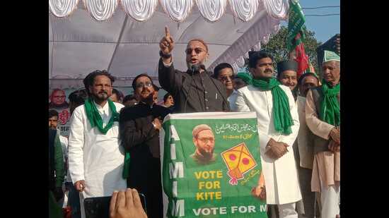 In a rally in Prayagraj, AIMIM chief Asaduddin Owaisi alleged that the Samajwadi Party had always used Muslims for their votes and never worked for their welfare (HT photo)