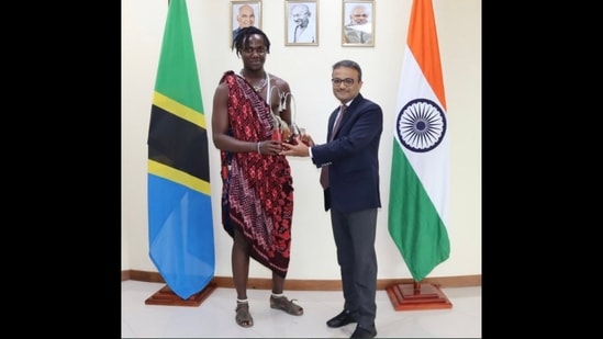 Kili Paul was honoured by the Indian High Commission in Tanzania. (@binaysrikant76/Twitter) Kili Paul was honoured by the Indian High Commission in Tanzania. (@binaysrikant76/Twitter)