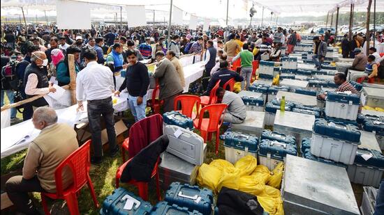 Poll officials collect EVMs for the fourth phase of the Uttar Pradesh Assembly Election, in Lucknow on Tuesday. (ANIi)
