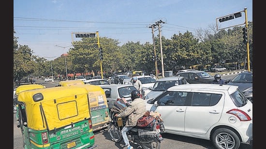 Chaos on roads after traffic lights were knocked out. (Ravi Kumar/HT) Chaos on roads after traffic lights were knocked out. (Ravi Kumar/HT)