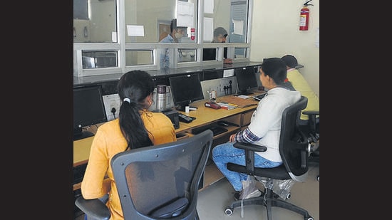 Staff sitting helplessly in front of shut computers at the Sector-32 Sampark Centre in Chandigarh. (Keshav Singh/HT) Staff sitting helplessly in front of shut computers at the Sector-32 Sampark Centre in Chandigarh. (Keshav Singh/HT)