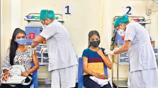 Beneficiaries get inoculated against Covid-19 at Nair Hospital on Tuesday. Anshuman Poyrekar/HT Photo