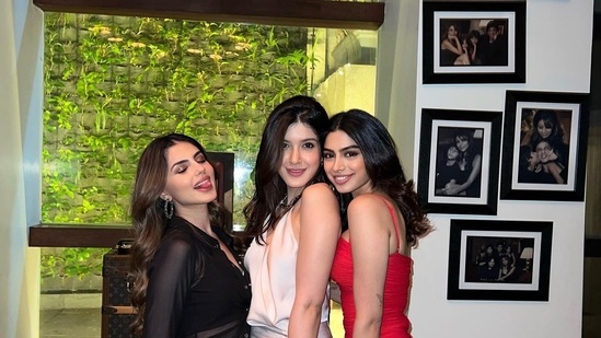 Khushi Kapoor pose for a picture with Shanaya Kapoor.