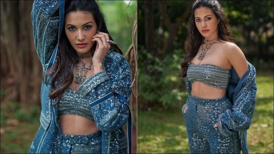 Amyra teamed it with a pair of indigo blue pants that were made of sheeted crepe fabric, sported bling floral prints all over and was layered with a matching jacket which she wore unbuttoned to flaunt a killer waistline and ooze oomph.&nbsp;(Instagram/amyradastur93)