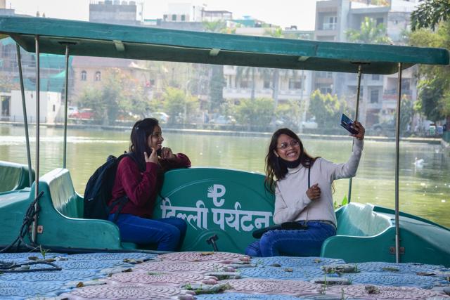Delhiites enjoy their day out at the Naini Lake, in Model Town. (Photo:Manish Rajput/HT) Delhiites enjoy their day out at the Naini Lake, in Model Town. (Photo:Manish Rajput/HT)