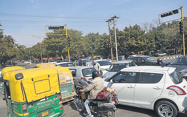 Chaos on roads after traffic lights were knocked out. (Ravi Kumar/HT)