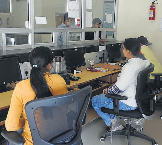 Staff sitting helplessly in front of shut computers at the Sector-32 Sampark Centre in Chandigarh. (Keshav Singh/HT)