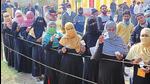 Women voters during the fourth phase of the UP polls in Lakhimpur Kheri district on Wednesday. (HT Photo)