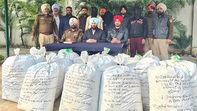 The accused in police custody, with the contraband, in Ludhiana on Wednesday. (HT Photo) The accused in police custody, with the contraband, in Ludhiana on Wednesday. (HT Photo)