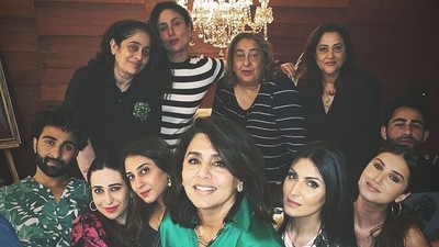 Kareena Kapoor Khan posing with her family members. Kareena Kapoor Khan posing with her family members.