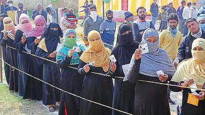 Women voters during the fourth phase of the UP polls in Lakhimpur Kheri district on Wednesday. (HT Photo)