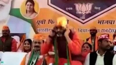 A video clip from an election meeting in Uttar Pradesh’s Robertsgang assembly segment went viral. In this, BJP MLA Bhupesh Chaubey was seen performing squats while holding his ears on the dais (Screengrab)
