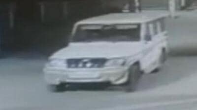 The burglars’ car caught on CCTV camera before the accused snapped the power lines to disrupt recording. (HT Photo)