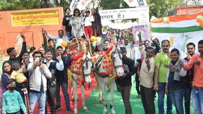 Some voters arrive in a horse drawn cart near a polling booth in Gomti Nagar, Lucknow. (Deepak Gupta/HT Photo)
