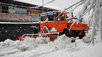 The Meteorological department has said that a gradual decrease in rain and snow is expected from Wednesday afternoon, and there would be a significant improvement in the weather from evening onwards. (ANI) The Meteorological department has said that a gradual decrease in rain and snow is expected from Wednesday afternoon, and there would be a significant improvement in the weather from evening onwards. (ANI)