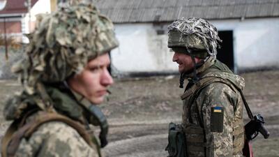 Ukrainian servicemen are seen at a position on the front line with Russia-backed separatists near the town of Schastia, near the eastern Ukraine city of Lugansk, on Wednesday. (AFP) Ukrainian servicemen are seen at a position on the front line with Russia-backed separatists near the town of Schastia, near the eastern Ukraine city of Lugansk, on Wednesday. (AFP)