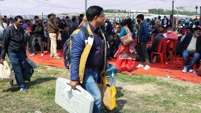 Polling officials carrying EVMs and other equipment for the fourth phase of the Uttar Pradesh Assembly Election in Lucknow on Tuesday. (Agency) (HT_PRINT) Polling officials carrying EVMs and other equipment for the fourth phase of the Uttar Pradesh Assembly Election in Lucknow on Tuesday. (Agency) (HT_PRINT)