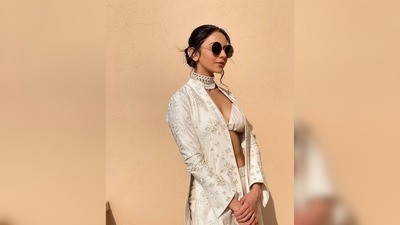 Posing like a supermodel in her dreamy outfit, Rakul Preet flaunted her toned abs. (Instagram/@rakulpreet) Posing like a supermodel in her dreamy outfit, Rakul Preet flaunted her toned abs. (Instagram/@rakulpreet)