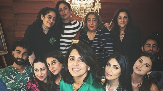 Kareena Kapoor Khan posing with her family members.