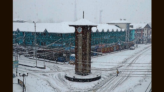 The clock tower at Lal Chowk covered in Srinagar. (Waseem Andrabi/HT) The clock tower at Lal Chowk covered in Srinagar. (Waseem Andrabi/HT)