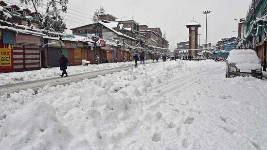 Train service between Baramulla and Banihal was suspended this morning due to the accumulation of snow on the railway tracks.(ANI)
