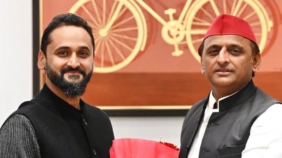 Akhilesh Yadav (right) with Mayank Joshi (Twitter)