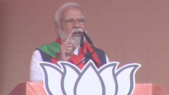 Prime Minister Narendra Modi addressing a rally in Barabanki district in Uttar Pradesh (Twitter @BJP4India)
