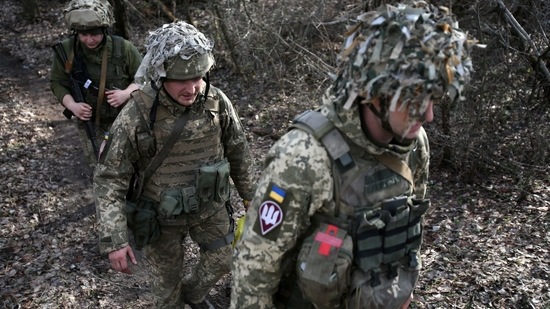 Ukrainian servicemen are seen at a position on the front line with Russia-backed separatists near the town of Schastia, near the eastern Ukraine city of Lugansk.(AFP)