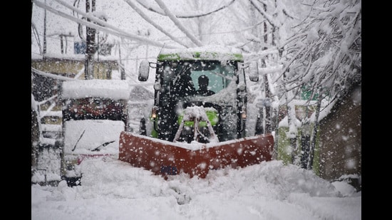 A machine clearing snow from the road in Srinagar on Wednesday. (Waseem Andrabi/HT)