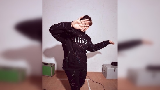Huma Qureshi ditched fancy gowns and dresses for this uber-cool hoodie and sweat pants set to promote Valimai.(Instagram/@iamhumaq)
