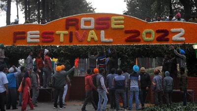 MC staff setting up a decorative banner on the festival’s eve at the Zakir Hussain Rose Garden in Sector 16 on Thursday. The three-day festival will conclude on Sunday. (Ravi Kumar/HT) MC staff setting up a decorative banner on the festival’s eve at the Zakir Hussain Rose Garden in Sector 16 on Thursday. The three-day festival will conclude on Sunday. (Ravi Kumar/HT)