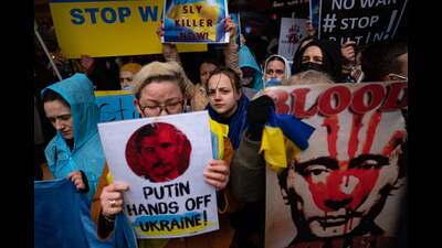 Ukrainian citizens protest against Russia's military operation in Ukraine in front of the Russian embassy, Istanbul, February 24, 2022 (AFP) Ukrainian citizens protest against Russia's military operation in Ukraine in front of the Russian embassy, Istanbul, February 24, 2022 (AFP)