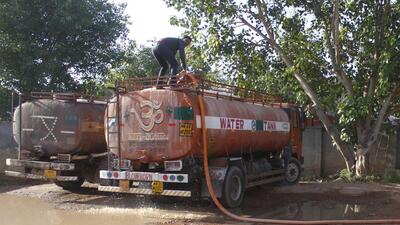 Gurugram, India-May 29, 2019: A man fills a water tanker, in Gurugram, India, on Wednesday, May 29, 2019. The city’s water mafia is controlled by people who operate from remote villages in the district. These are the ones who supply water tankers to meet rising demand during the peak summer season, and who are also involved in breaking water pipelines to ensure that their business flourishes. (Photo by Yogendra Kumar/Hindustan Times) **To go with Leena Dhankhar's story (Yogendra Kumar/HT PHOTO)