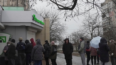 Mariupol: People line up to withdraw their money from an ATM in Mariupol, Ukraine, (AP) Mariupol: People line up to withdraw their money from an ATM in Mariupol, Ukraine, (AP)