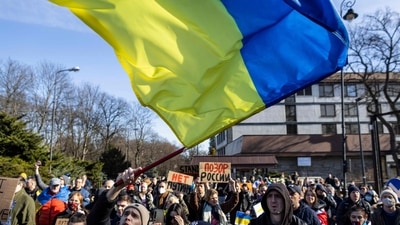 Ukrainian and Polish demonstrators protest against Russia's invasion of Ukraine, in front of Russian embassy in Warsaw, Poland, on February 24, 2022. (Photo by Wojtek RADWANSKI / AFP) (AFP) Ukrainian and Polish demonstrators protest against Russia's invasion of Ukraine, in front of Russian embassy in Warsaw, Poland, on February 24, 2022. (Photo by Wojtek RADWANSKI / AFP) (AFP)