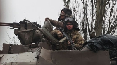 Tanks move into the city, after Russian President Vladimir Putin authorized a military operation in eastern Ukraine, in Mariupol, February 24, 2022. REUTERS/Carlos Barria (REUTERS)