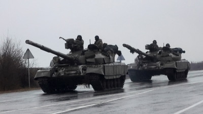 Ukrainian tanks move into the city, after Russian President Vladimir Putin authorized a military operation in eastern Ukraine, in Mariupol (REUTERS)