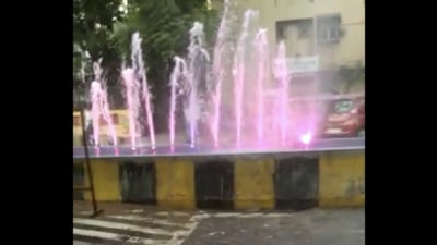 The water fountain in the middle of a road divider in Nerul Sector 11, Navi Mumbai. It is causing inconvenience to motorists. (HT PHOTO)