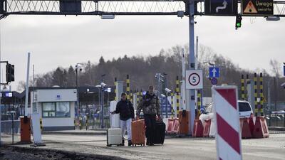An American couple walks with their luggage after fleeing the violence in Ukraine, in Medyka, Poland, February 24, 2022. REUTERS/Bryan Woolston (REUTERS) An American couple walks with their luggage after fleeing the violence in Ukraine, in Medyka, Poland, February 24, 2022. REUTERS/Bryan Woolston (REUTERS)
