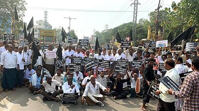 The protesters also took a pledge stating that they would not give up their fight “despite the foisting of illegal cases by the state government” and harassment of the farmers. (ANI File)