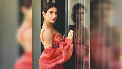 Fatima Sana Shaikh added more contemporary touch to her look by teaming her outfit with an organza cape. (Instagram/@fatimasanashaikh) Fatima Sana Shaikh added more contemporary touch to her look by teaming her outfit with an organza cape. (Instagram/@fatimasanashaikh)