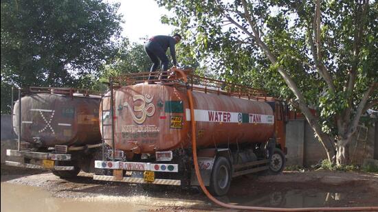 Gurugram, India-May 29, 2019: A man fills a water tanker, in Gurugram, India, on Wednesday, May 29, 2019. The city’s water mafia is controlled by people who operate from remote villages in the district. These are the ones who supply water tankers to meet rising demand during the peak summer season, and who are also involved in breaking water pipelines to ensure that their business flourishes. (Photo by Yogendra Kumar/Hindustan Times) **To go with Leena Dhankhar's story (Yogendra Kumar/HT PHOTO)