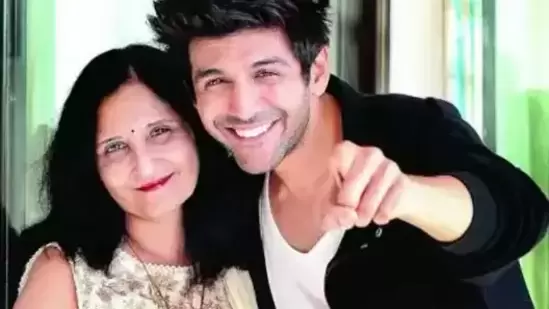 Kartik Aaryan with his mother Mala Tiwari.